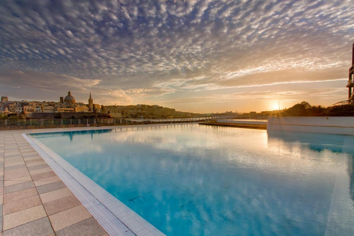 Luxurious With Ocean Views And Pool In Tigne Point * Sliema