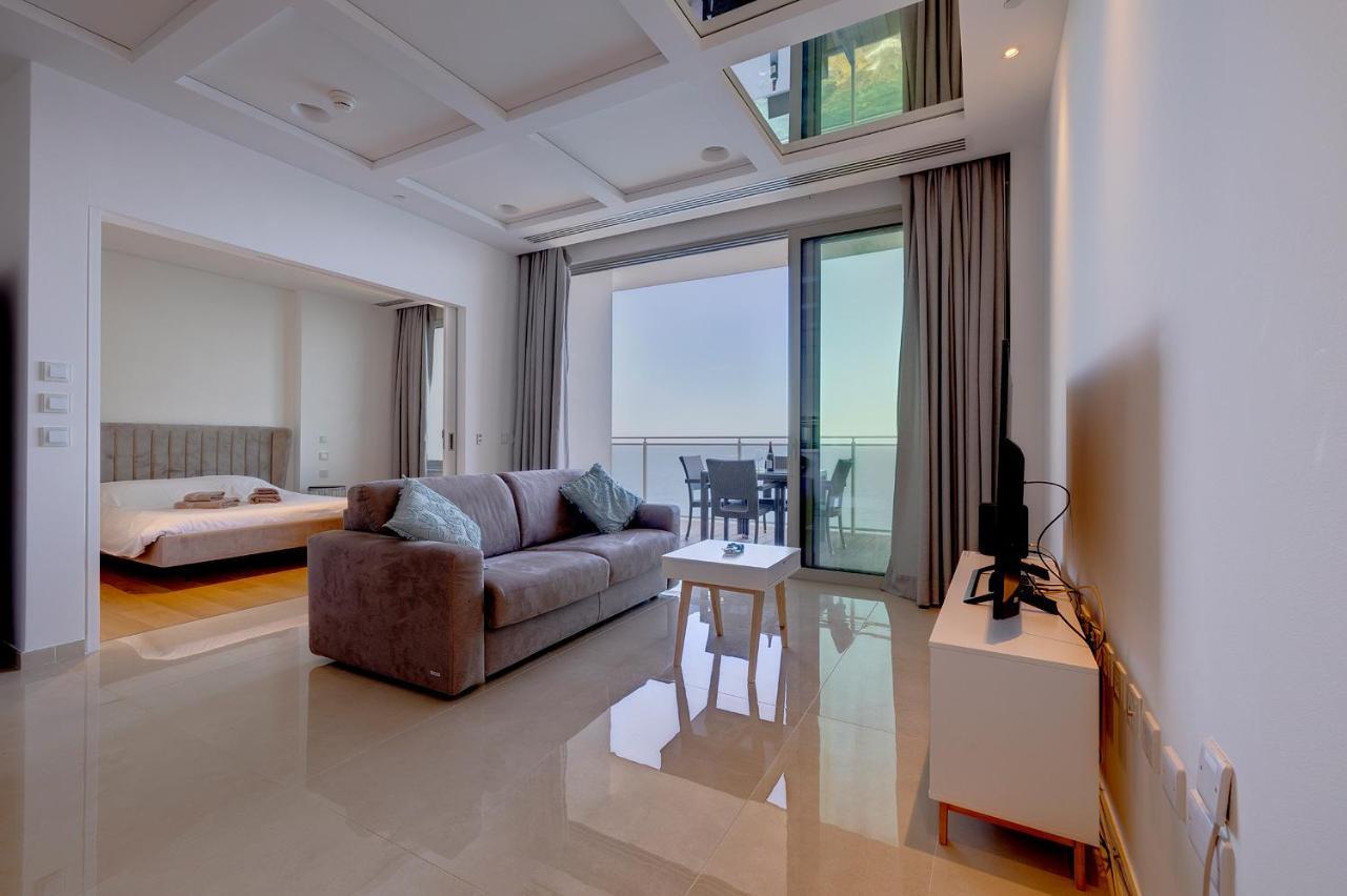 Luxurious With Ocean Views And Pool In Tigne Point Sliema
