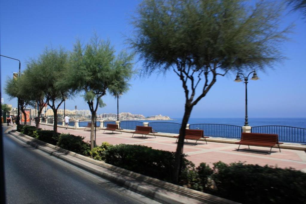 Apartment Luxurious With Ocean Views And Pool In Tigne Point Sliema