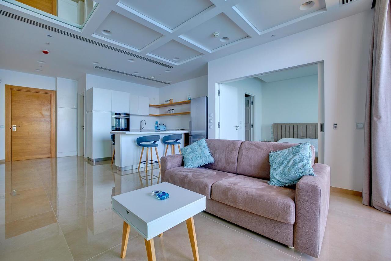 Apartment Luxurious With Ocean Views And Pool In Tigne Point Sliema