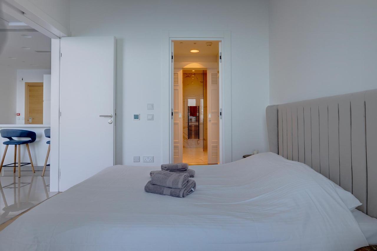 Luxurious With Ocean Views And Pool In Tigne Point Sliema